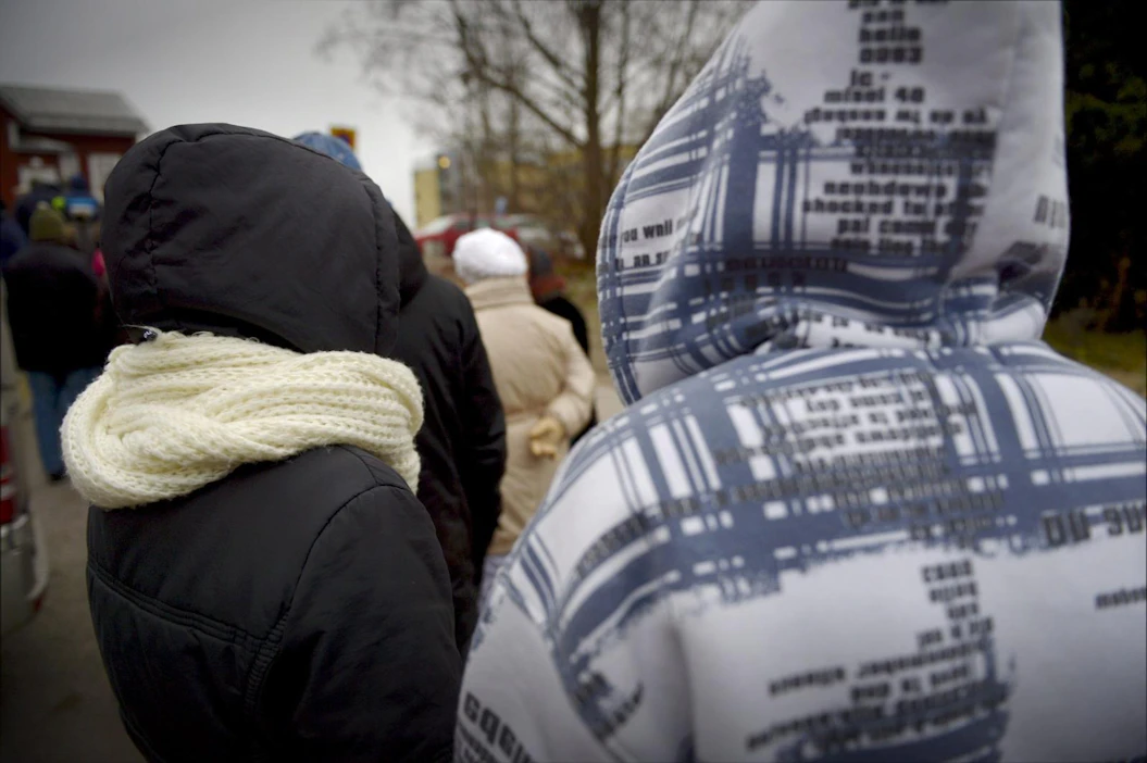 Tutkimuksen mukaan naisilla on miehiä enemmän keinoja rakentaa omanarvontunnetta taloudellisesta asemasta riippumatta. Kuva leipäjonosta muutaman vuoden takaa. LEHTIKUVA / ANTTI AIMO-KOIVISTO