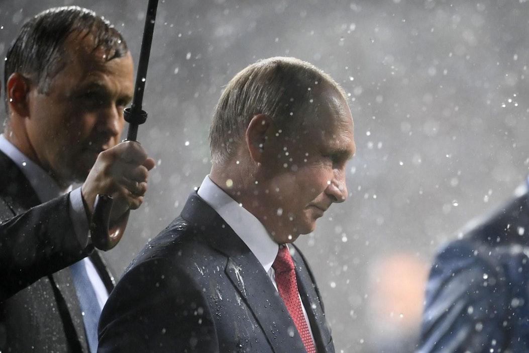 Presidentti Putin jalkapallon MM-finaalin päätyttyä eilen Moskovassa.