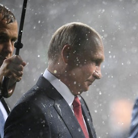 Presidentti Putin jalkapallon MM-finaalin päätyttyä eilen Moskovassa.