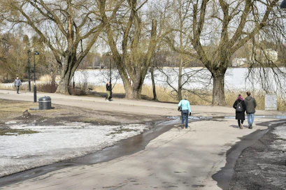Talvivaatteita ei kannata varastoida ihan vielä, sillä vaikka ensi viikko on poutainen, ei takatalven mahdollisuutta sen jälkeen voi vielä toistaiseksi sulkea pois. LEHTIKUVA / EMMI KORHONEN