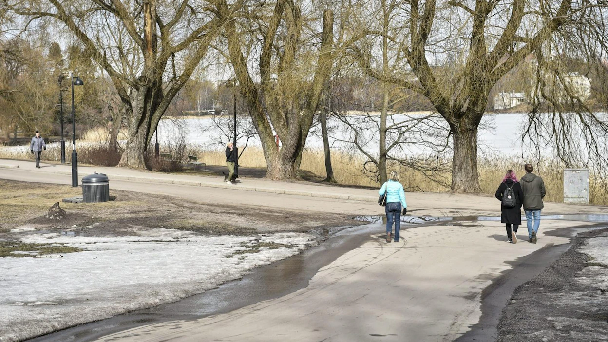 Talvivaatteita ei kannata varastoida ihan vielä, sillä vaikka ensi viikko on poutainen, ei takatalven mahdollisuutta sen jälkeen voi vielä toistaiseksi sulkea pois. LEHTIKUVA / EMMI KORHONEN