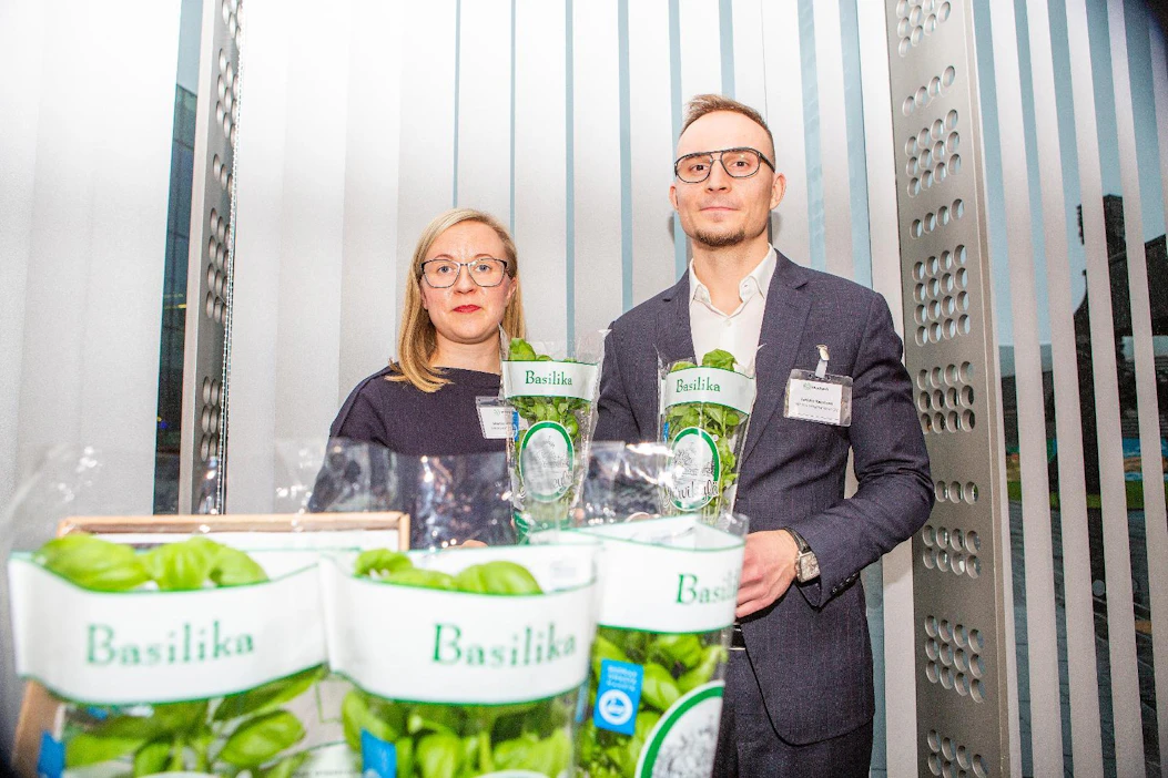 Woodlyn teknologiajohtaja Martta Asikainen ja toimitusjohtaja Jaakko Kaminen esittelivät viime marraskuussa Helsingissä puupohjaista pakkausmateriaaliaan.