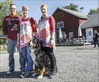 Myllyn kuppi ja kakku on lounaspaikka, kahvila ja lähituotemyymälä Lahden ja Tampereen välissä vanhassa vilja-aitassa. Jyrki Hasila, Päivi Hasila ja Sanna Vallius pyörittävät toimintaa. Berninpaimenkoira Leo hymyilee vieraille. Kari Salonen