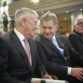Presidentti Sauli Niinistö tapasi Münchenin turvallisuuskonferenssissa myös kahdenvälisesti Yhdysvaltain uuden puolustusministerin James Mattisin. LEHTIKUVA/HANDOUT