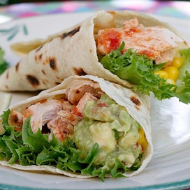 Kuvassa guacamole on tarjottu tortillan täytteenä.