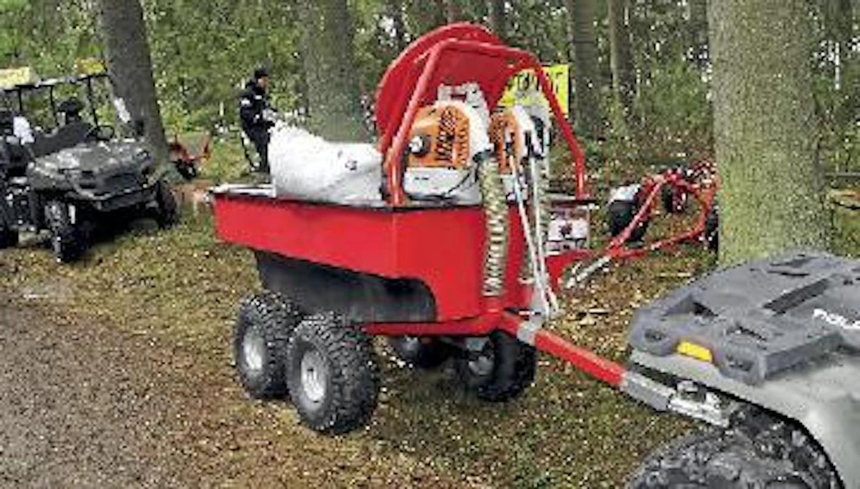 ATV Expertin valmistama metsänlannoitusvaunu on saanut tehokkaammat puhaltimet ja metalliset suutinputket. Levitysleveys on samalla kasvanut.