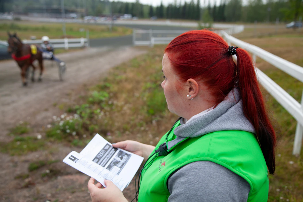 Heli Hyötyläinen oli maanantaina Sorsasalossa varikkoalueen valvojana. Toimihenkilöt vaihtelevat tehtäviä eri raveissa.