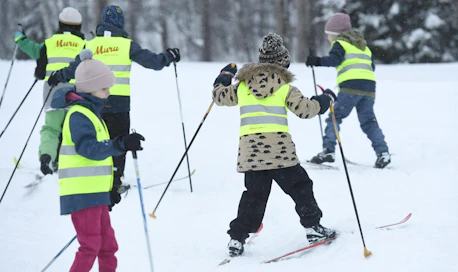 Välineiden hankkimisessa käytetään hyödyksi erilaisia kanavia sukulaisista urheiluseuroihin. LEHTIKUVA / HEIKKI SAUKKOMAA