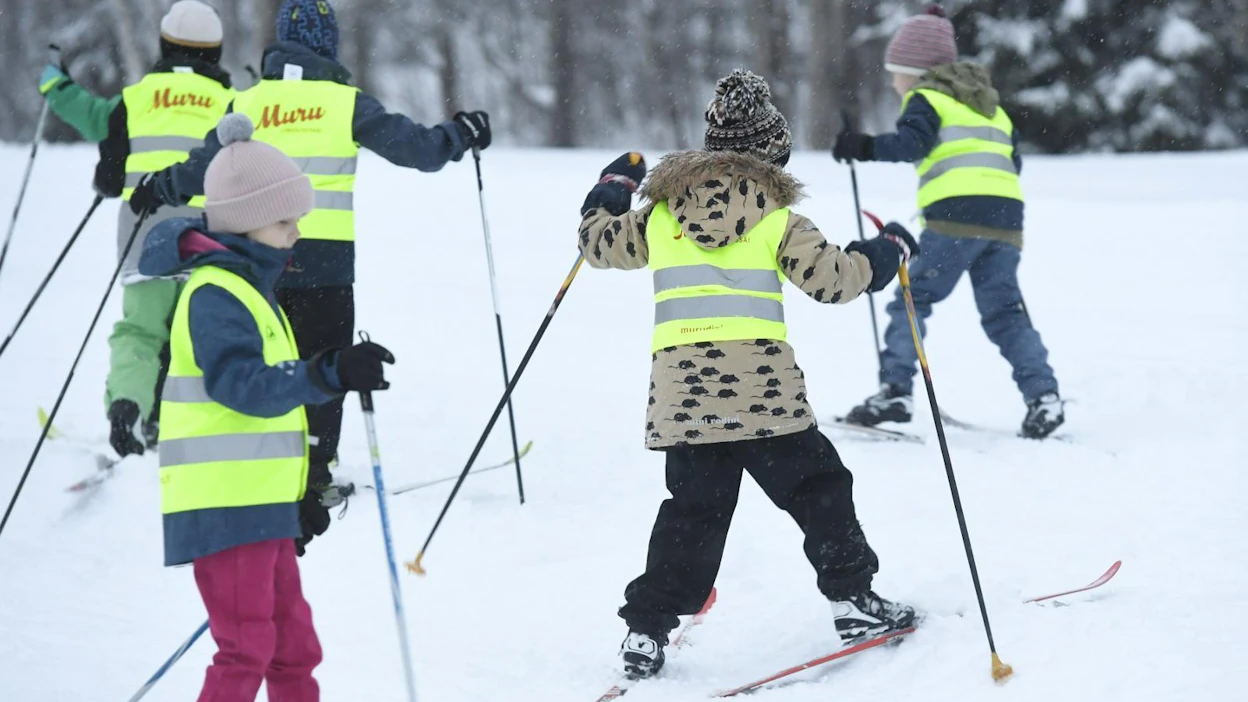 Välineiden hankkimisessa käytetään hyödyksi erilaisia kanavia sukulaisista urheiluseuroihin. LEHTIKUVA / HEIKKI SAUKKOMAA