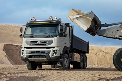 Volvo FMX uudistuu loppuvuodesta. Uudelle ohjaamoalustalle rakennetusta FMX.stä on tarjolla kuusi erilaista ohjaamovaihtoehtoa päiväohjaamosta makuuohjaamon kautta miehistöohjaamoon saakka. Etupään ilmajousitusta päivitetään, jolloin etuakselipaino nousee 10 tonniin saakka. 38 tonnin telillä kokonaispainoissa päästään parhaimmillaan 150 tonniin saakka.