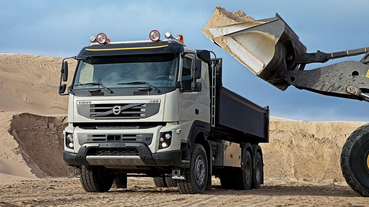 Volvo FMX uudistuu loppuvuodesta. Uudelle ohjaamoalustalle rakennetusta FMX.stä on tarjolla kuusi erilaista ohjaamovaihtoehtoa päiväohjaamosta makuuohjaamon kautta miehistöohjaamoon saakka. Etupään ilmajousitusta päivitetään, jolloin etuakselipaino nousee 10 tonniin saakka. 38 tonnin telillä kokonaispainoissa päästään parhaimmillaan 150 tonniin saakka.