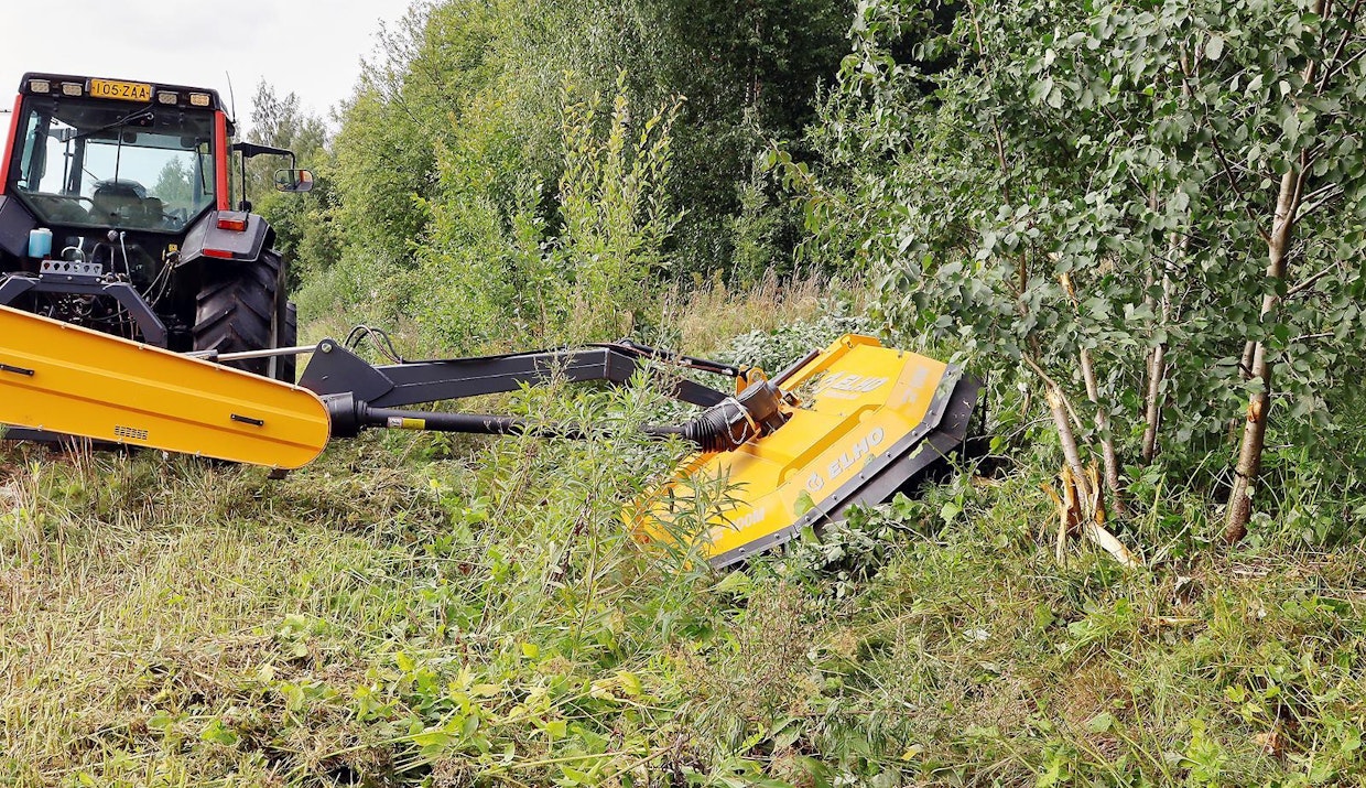 Hydraulisen kallistustoiminnon ansiosta Elho Tornado 560:llä voi murskata ojan vastakkaisenkin luiskan.