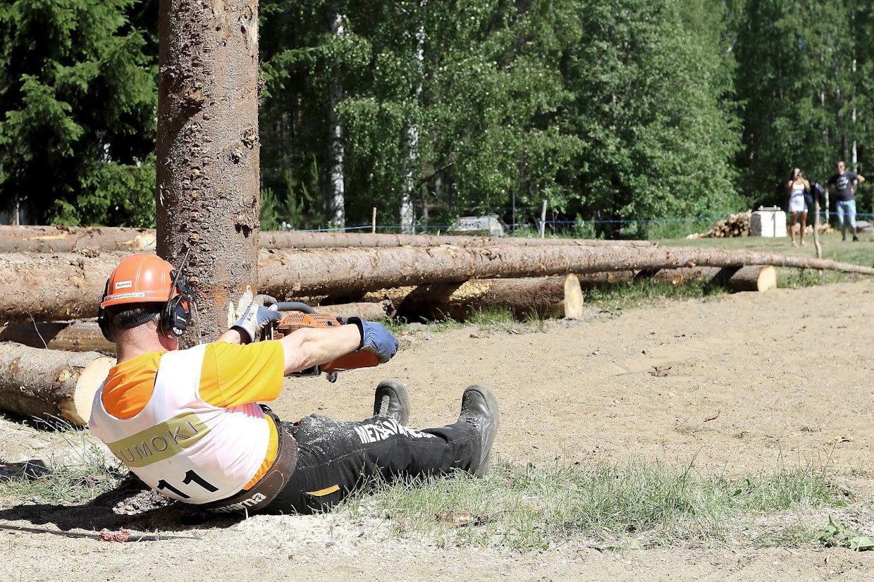 Pitkät kuusenrungot rysähtelivät maahan, kun kilpasahaajat olivat vauhdissa Punkaharjulla. Sumoki ry järjesti SM-kilpailut aurinkoisessa säässä. Pentti Paanasen tavoin kilpailijat olivat vireessä ja tarkkaa tulosta syntyi.