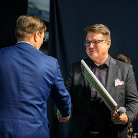 Jyrki Wallin onnitteli Timo Jauhiaista. Jauhiainen kertoo, että ei itse päätä mihin palkintosumma käytetään, mutta toivoisi sen menevän Tracegrow Oy:n henkilöstön hyvinvointiin.
