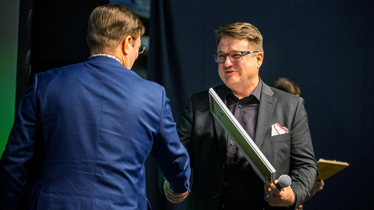 Jyrki Wallin onnitteli Timo Jauhiaista. Jauhiainen kertoo, että ei itse päätä mihin palkintosumma käytetään, mutta toivoisi sen menevän Tracegrow Oy:n henkilöstön hyvinvointiin.