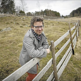 Maatalouden ravinnepäästöt vesiin ovat liian suuret, sanoo Ville Niinistö, joka viihtyy aiemmilla kotikulmillaan Turun Kylämäen perinnemaisemissa. Pasi Leino