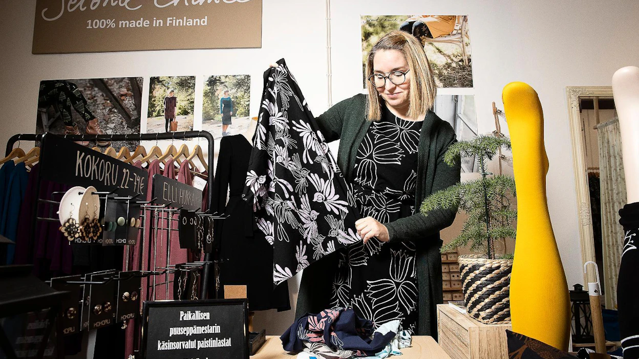 "Meillä on täällä Mathildedalissa kokonaisuus. Jos kylän ravintolat ja kahvilat ovat kiinni, ihmiset eivät saa ruokaa tai kahvia. Se vaikuttaa myös meihin muihin yrittäjiin, vaikka periaatteessa myymälät olisivatkin auki", Maija Nuppula sanoo toivoen että uudet kovat koronarajoitukset vältetään.