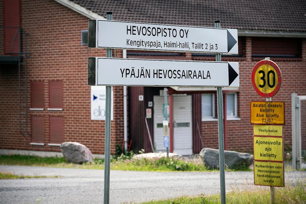 Hevosopisto ja Ypäjän Hevossairaala ovat uusineet yhteistyösopimuksensa, joka tiivistää tiedotteen mukaan entisestään toimintoja.