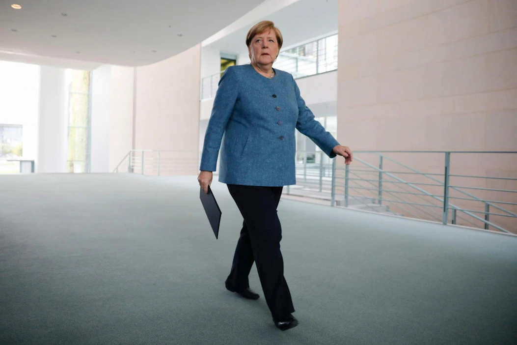 Saksan liittokanslerin Angela Merkelin mukaan myrkytys nostaa esille vakavia kysymyksiä, joihin vain Venäjä voi vastata ja joihin sen myös pitää vastata.