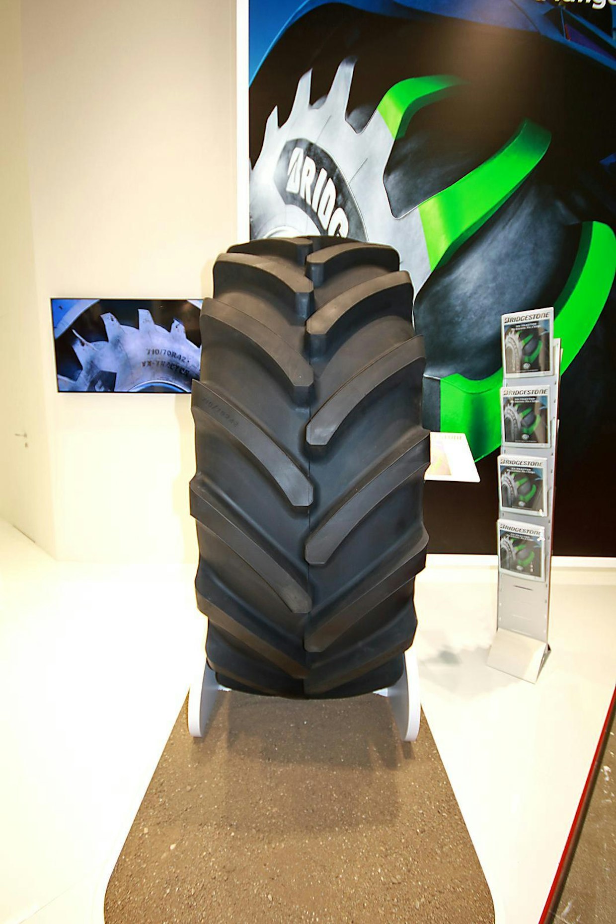 Bridgestone VX-TRACTOR-renkaassa on patentoitu ripamalli. Valmistaja on panostanut renkaan käyttöiän pidentämiseen erityisesti maantieajossa. VX-TRACTOR-renkaan rivassa on 20 % enemmän kumia kilpaileviin renkaisiin verrattuna, ja pintakuvion kokonaissyvyys on suurempi kuin kilpailijoilla. Rengas kestää suuret nopeudet ja raskaat kuormat, sillä se voidaan paineistaa jopa 2,4 baariin.