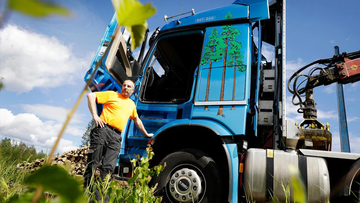 Hybriditukkirekassa sähköä keräävät kondensaattorit ovat ohjaamohytin takana, kertoo autoa ajava Olavi Ranto.