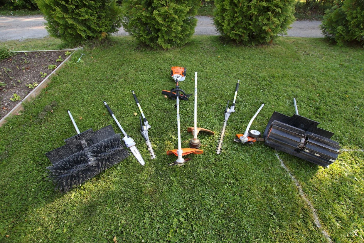 Stihl Kombisystem KM131R -koneyksikköön voidaan yhdistää 10 eri ammattilaistason työlaitetta. Samasta moottorista on saatavilla myös kaksoiskahvallinen versio.