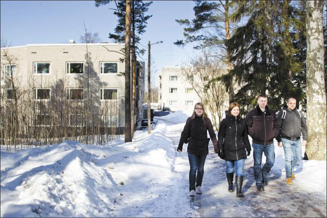 Opiskelijat Sani Karjalainen, Kaisu Mälkiä, Juha-Matti Toppari ja Heikki Sampolahti viihtyvät Latokylässä. Taustallaensimmäisinä valmistuneet A ja B-talot. markku vuorikari
