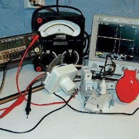 Yhteiskuvassa erilaisia sähkötarvikkeita ja mittareita. Kuvassa vasemmalla näkyvä laite on oskiloskooppi, joka näyttää havainnollisesti vaihtoviran jännitevaihtelut.