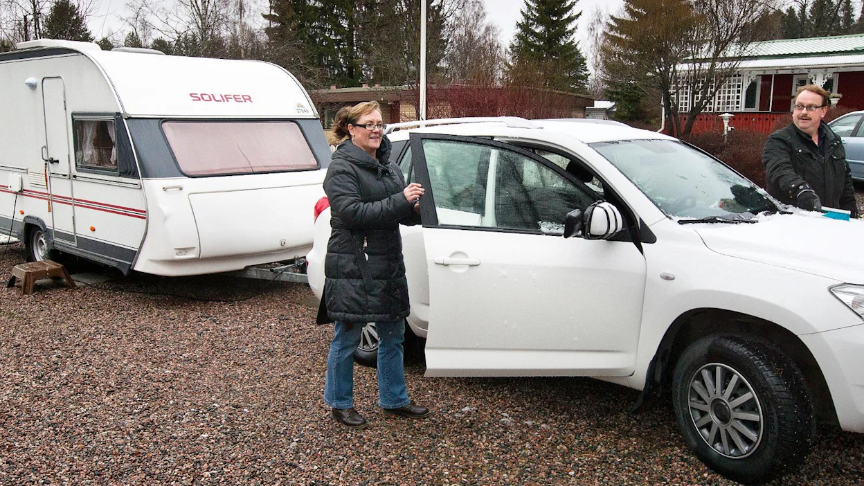 Jos on vuokraamassa asuntovaunua, on hyvä muistaa, ettei auton vakuutus korvaa vaunun vahinkoja. Kuvituskuva.