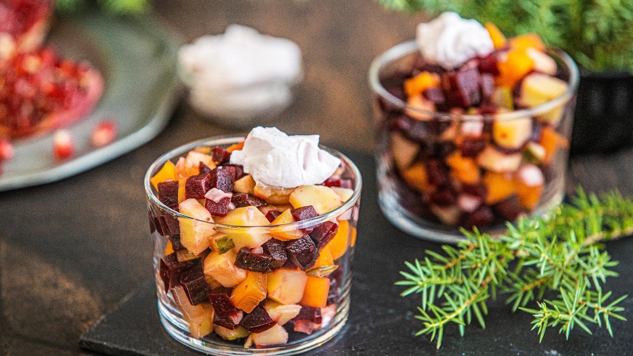 Perinteinen rosolli on maistuva ja edullinen joulupöydän juuressalaatti.