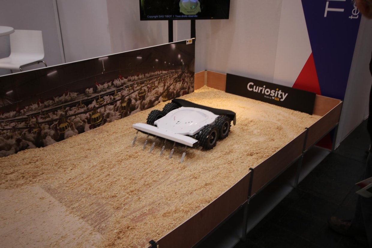 Tibot Technologies esitteli Eurotierissä Curiosity-robottinsa, joka on tarkoitettu broilerihallin kuivikepohjan sekoitukseen. Robotti kulkee automaattisesti hallissa 7 päivänä viikossa ja 10 h kerrallaan. Jatkuva kääntäminen pitää kuivikepohjan kuivana, mikä parantaa ilman laatua. Robotti palaa automaattisesti latauspisteeseen. (UO)