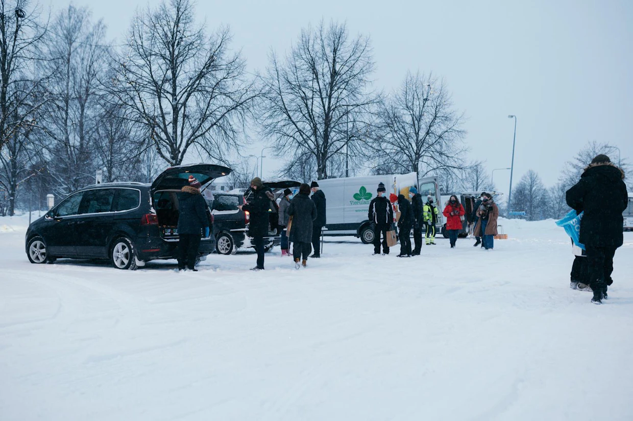Reko-jakelut tapahtuvat ulkoilmassa ja niissä pidetään huolta turvaväleistä. Kuva Mäntyharjun Reko-jaosta viime perjantailta.