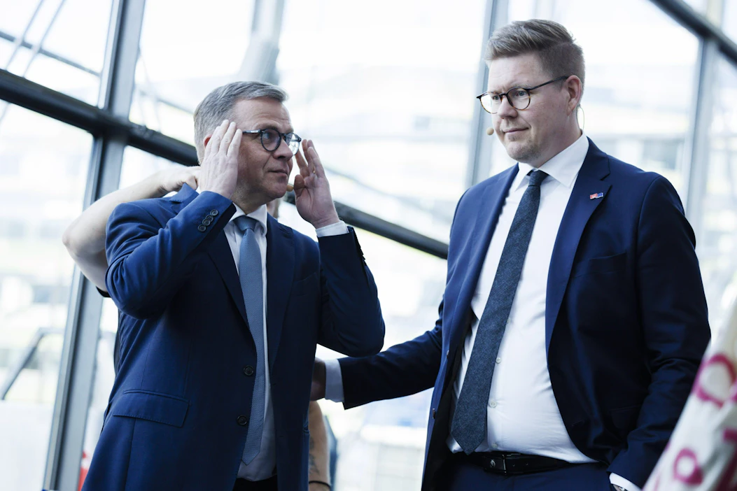Ylen kannatusmittauksessa Antti Lindtmanin (oik.) johtama oppositiopuolue SDP repii kaulaa pääministeri Petteri Orpon kokoomukseen. LEHTIKUVA / Seppo Samuli.