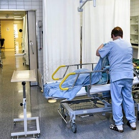 Sairaanhoitaja Minna Jolula hoiti päivystyspoliklinikalle tuotua potilasta tiistaina Kanta-Hämeen keskussairaalassa.