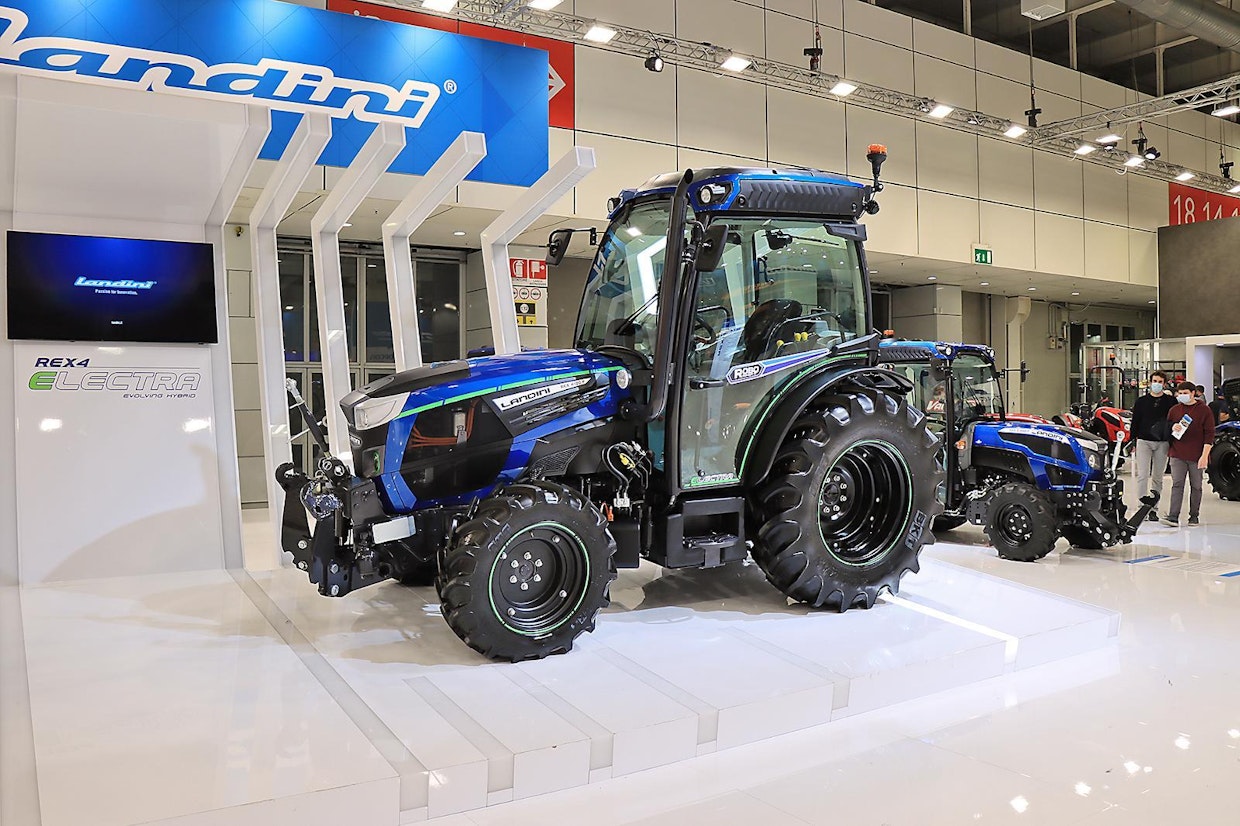 Landini REX 4 Hybrid -traktorissa etuveto on toteutettu kokonaan sähkömoottorein, mikä mahdollistaa muun muassa jatkuvan nelivedon sekä vetosuhteen ajonaikaisen muutoksen esimerkiksi kääntösädettä pienentämään, kun etupää vetää tiukissa kaarroksissa nopeammin. Ratkaisun kerrotaan säästävän 10 % polttoainetta mekaaniseen etuvetoon verrattuna.