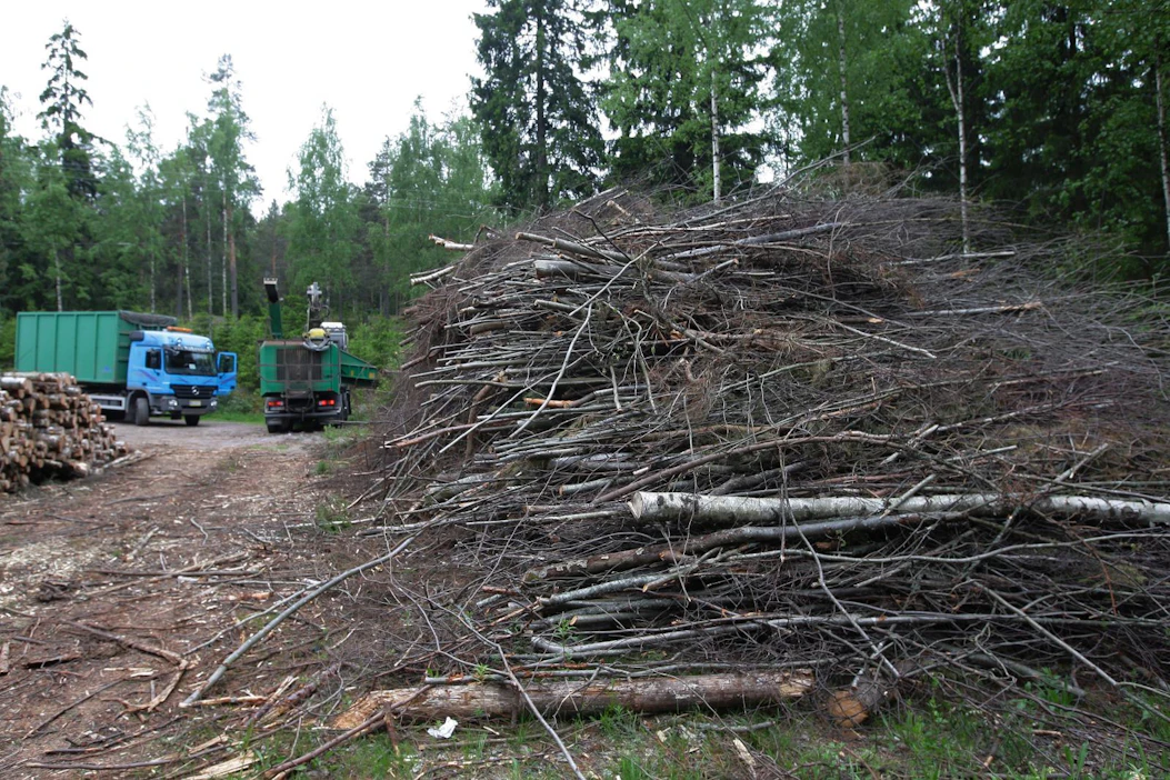 Valtio kannustaa uusiutuvan energian käytön lisäämiseen ja hajautettuun energiapolitiikkaan. Uuden puuhakevoimalan on mahdollista saada maksimissaan 750 000 euron tuki valtiolta. Teuvo Hakkaraisen mukaan tuki on riittämätön.