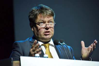 Petteri Taalas korosti viljelijöiden ja metsänomistajien kiinteää yhteyttä ilmastoon sekä yrittämisen ainutlaatuista suunnittelujännettä: "Teidän työnne vaikuttaa yli sukupolvien."