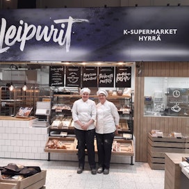 Uusimman K-Supermarket Hyrrän myymäläleipomosta vastaavat leipuri Maria Rautanen (vas.) ja myymäläleipomoesimies Milla Sorvoja.