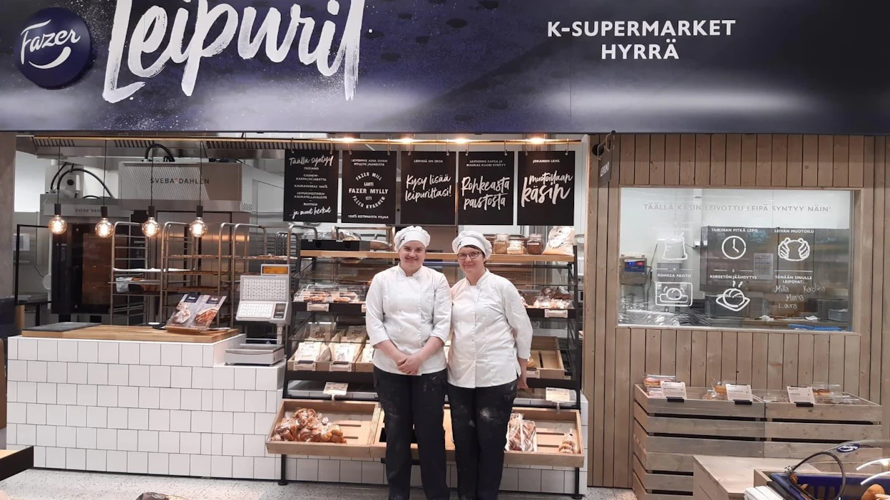 Uusimman K-Supermarket Hyrrän myymäläleipomosta vastaavat leipuri Maria Rautanen (vas.) ja myymäläleipomoesimies Milla Sorvoja.