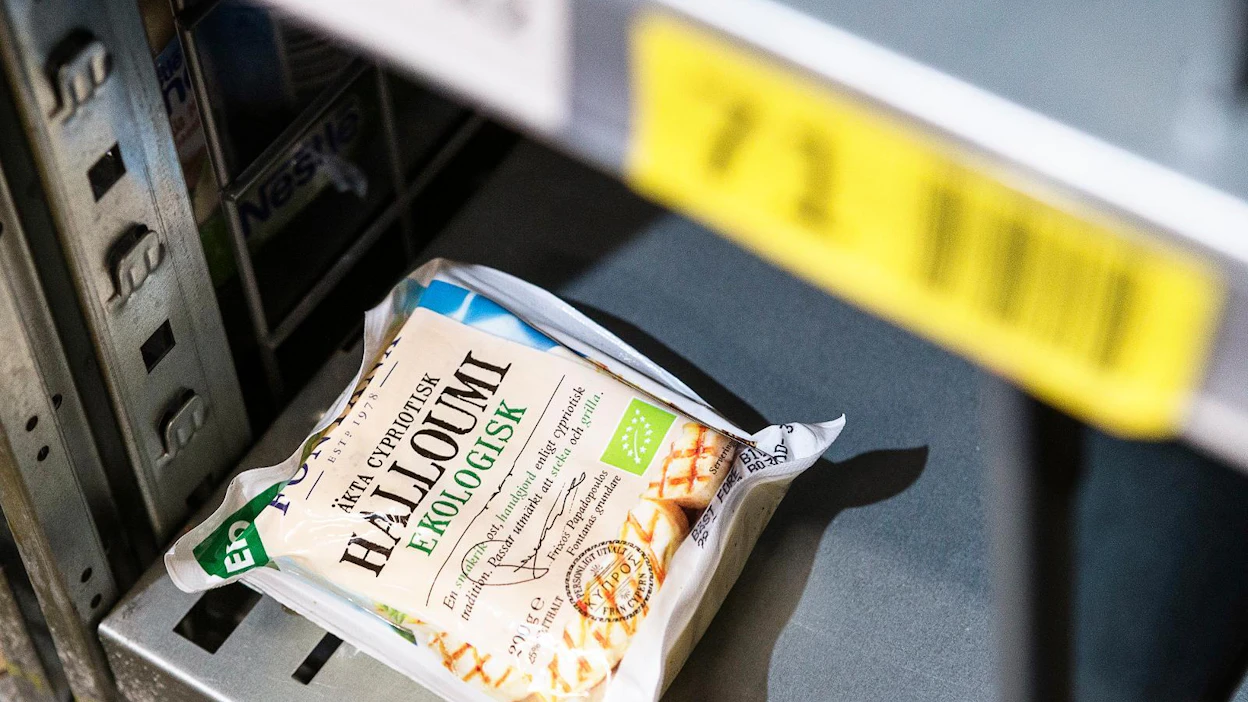 Tämä halloumi-juusto on luomua. Luomussa antibioottien varoaika on kaksi kertaa pidempi kuin tavanomaisessa tuotannossa.