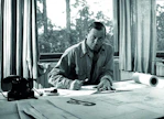 Alvar Aalto kuvattuna toimistossaan vuonna 1945.