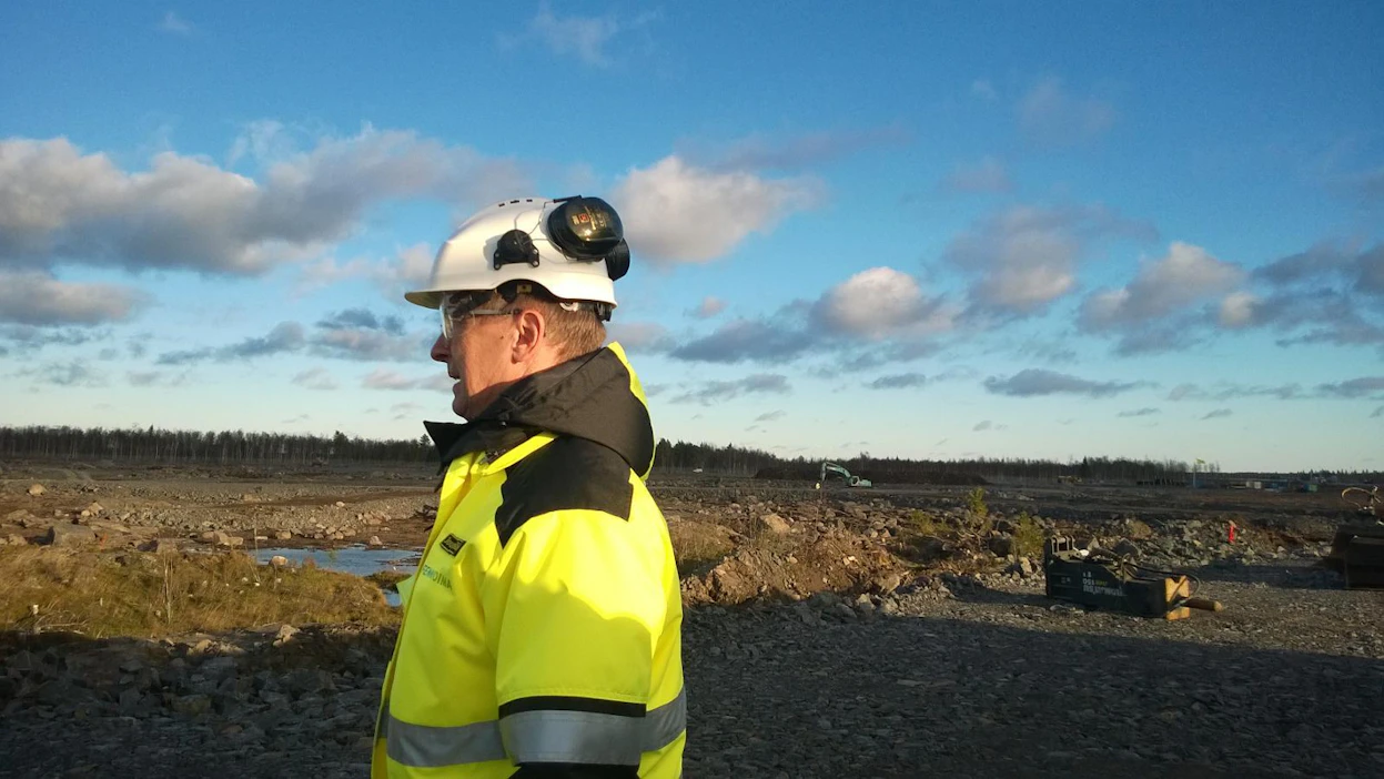 Fennovoiman rakentamisjohtaja Jouni Sipiläinen esitteli ydinvoimalatyömaata viime tiistaina medialle. Parhaillaan Pyhäjoella tehdään maansiirtotöitä ja rakennetaan infrastruktuuria.