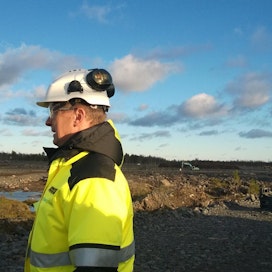 Fennovoiman rakentamisjohtaja Jouni Sipiläinen esitteli ydinvoimalatyömaata viime tiistaina medialle. Parhaillaan Pyhäjoella tehdään maansiirtotöitä ja rakennetaan infrastruktuuria.