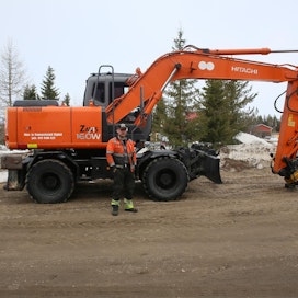 Kone Kipinä on käytössään 18-tonnin kaivuri, jolla muun muassa lumipenkat saa keväisin siirrettyä kauemmaksi risteysalueilta. Yritys myös auraa Destialle Pudasjärvellä noin 60 kilometriä ja Taivalkoskella saman verran.