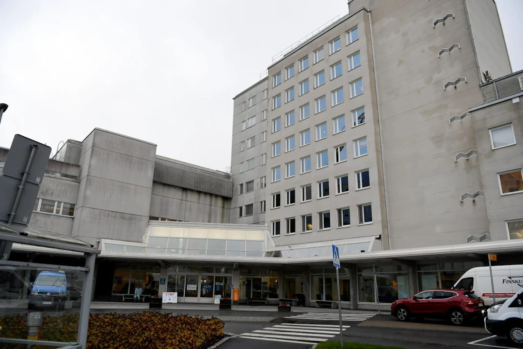 Sairaalahoidossa olevien koronapotilaiden määrä on kasvanut yli kaksinkertaiseksi syyskuun lopun tilanteesta. Kuvassa Vaasan keskussairaala. LEHTIKUVA / ANTTI AIMO-KOIVISTO