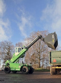 Neljä metrin korkeuteen nouseva ohjaamo helpottaa kuormausta ja lastausta, sillä laidan yli todella näkee.