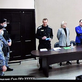 Navalnyi on ollut vangittuna viime vuoden alusta lähtien. Kuva videolähetyksestä 22. maaliskuuta Pokrovista. LEHTIKUVA/AFP