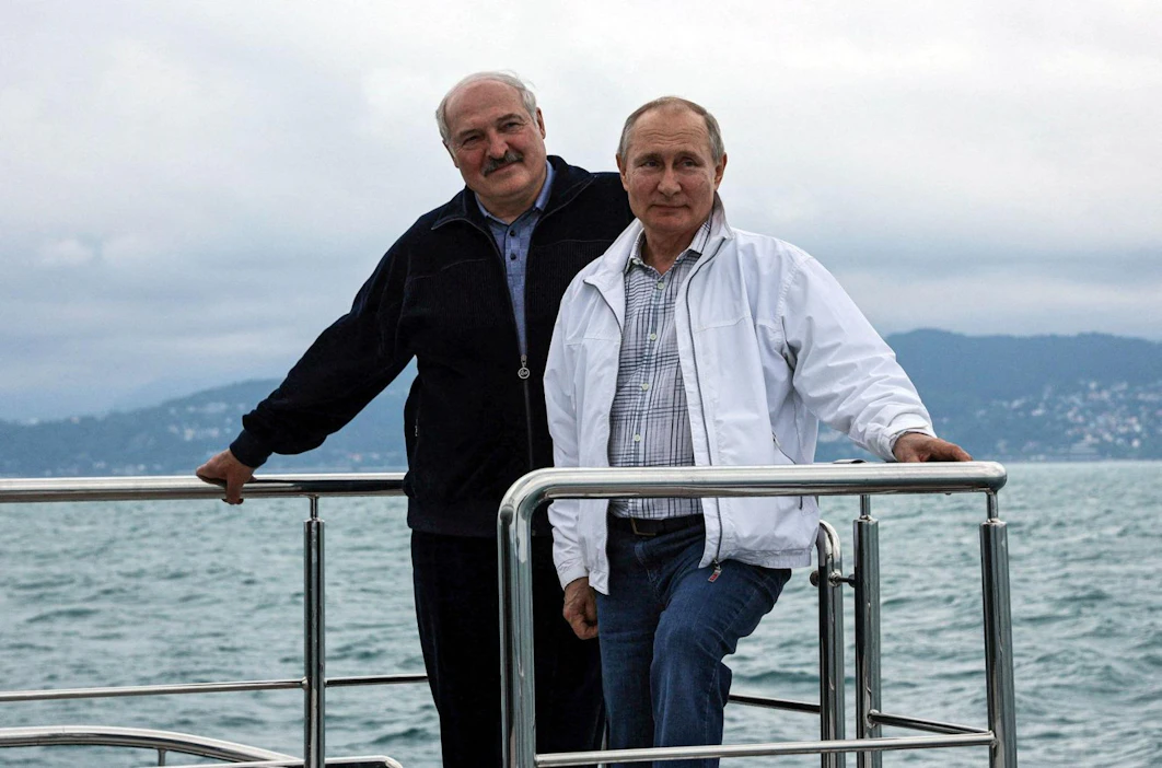 Venäjä on puolustanut viime päivinä tiukasti liittolaistaan Valko-Venäjää. Kuvassa maiden johtajat Aljaksandr Lukashenka ja Vladimir Putin. LEHTIKUVA/AFP