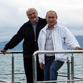 Venäjä on puolustanut viime päivinä tiukasti liittolaistaan Valko-Venäjää. Kuvassa maiden johtajat Aljaksandr Lukashenka ja Vladimir Putin. LEHTIKUVA/AFP