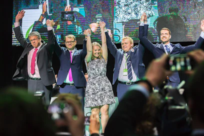 Keskustan puoluejohto tuuletti valintaansa lauantaina Seinäjoen puoluekokouksessa. Vasemmalta kuvassa varapuheenjohtaja Juha Rehula, puheenjohtaja Juha Sipilä, varapuheenjohtajat Katri Kulmuni ja Antti Kurvinen sekä puoluesihteeri Jouni Ovaska.